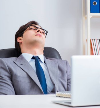 Ofiste çalışan mutsuz iş adamı