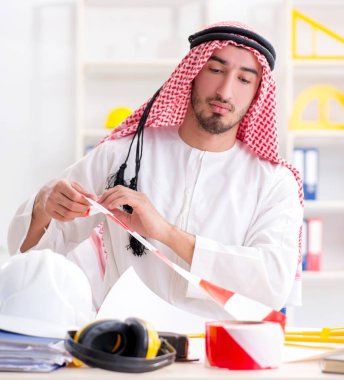 Arap mühendis yeni proje üzerinde çalışıyor