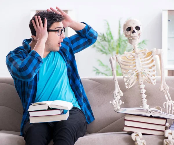 Studente che studia con scheletro preparare per gli esami — Foto Stock