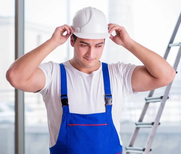 Giovane lavoratore con casco di sicurezza hardhat — Foto Stock