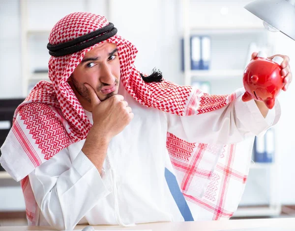 Arabischer Geschäftsmann arbeitet im Büro — Stockfoto