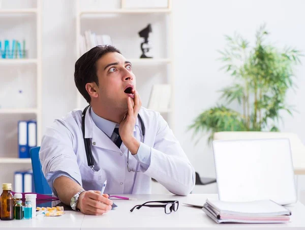 Drogenabhängiger Arzt im Krankenhaus — Stockfoto