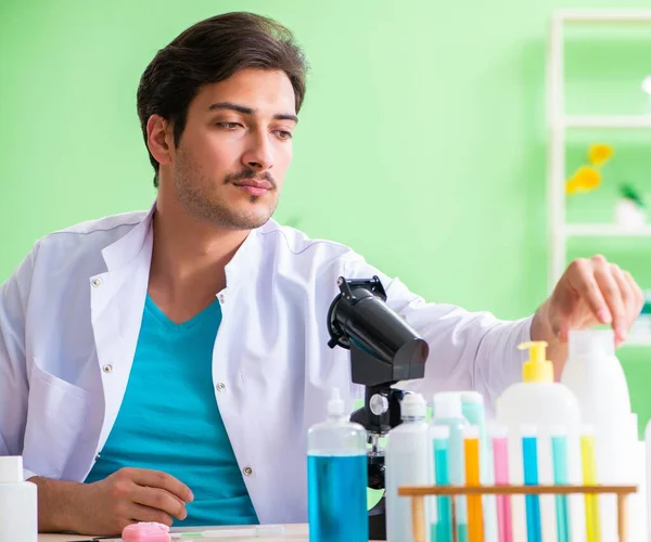 Jabón de prueba de químicos en el laboratorio —  Fotos de Stock