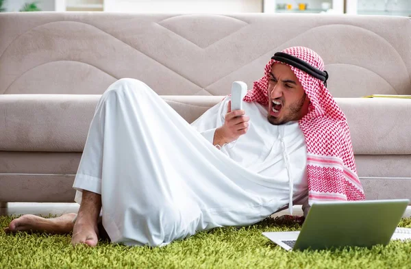 Hombre árabe trabajando en casa en su trabajo —  Fotos de Stock