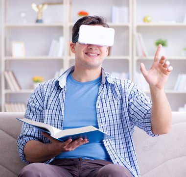 Evde sanal gerçeklik gözlükleriyle serbest çalışan bir öğrenci.