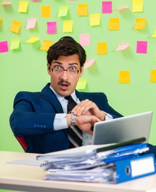 İş adamı önceliklerinde sorun yaşıyor.