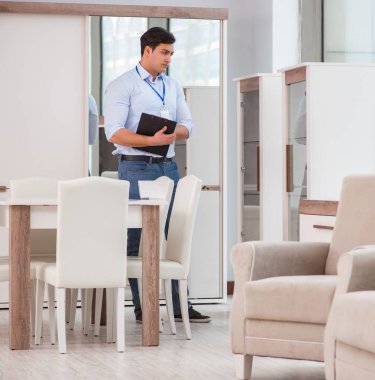 Mobilya mağazasında satış asistanı