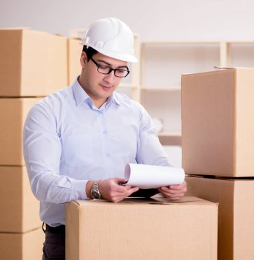 Kutu taşıma servisinde çalışan adam