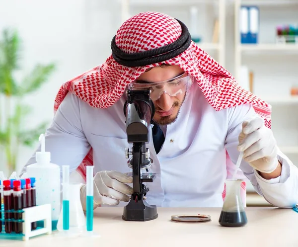 Арабский химик проверяет качество нефтяного бензина — стоковое фото