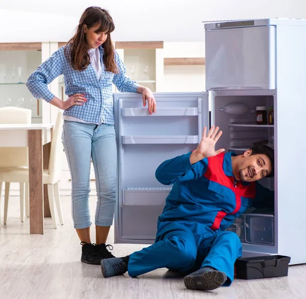 Hombre reparación de nevera con el cliente — Foto de Stock