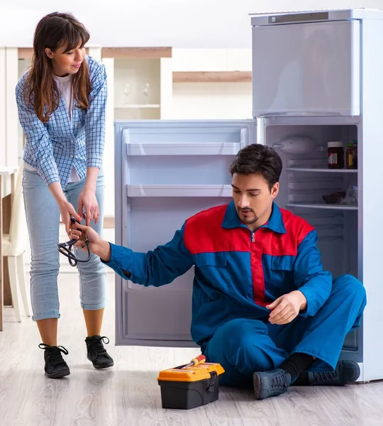 Uomo riparazione frigorifero con cliente — Foto Stock