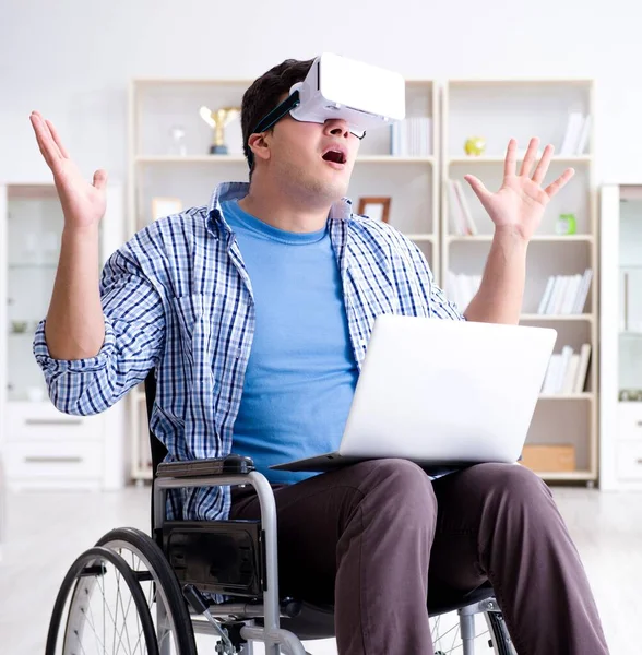 Estudiante independiente estudiando con portátil y cristal de realidad virtual — Foto de Stock