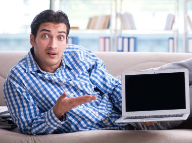 Bilgisayarlı beyaz öğrenci üniversite sınavlarına hazırlanıyor.