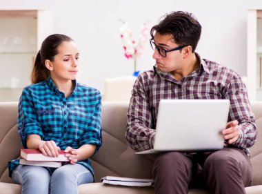 Üniversite sınavlarına hazırlanan öğrenciler