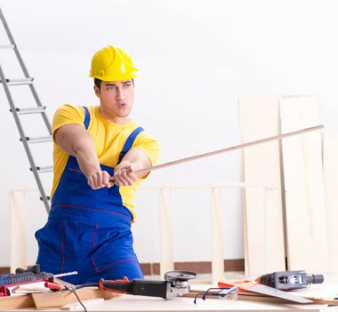 Kat tamircisi işinden memnun değil.