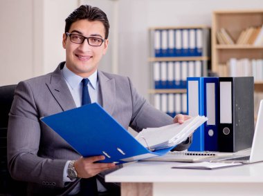 Ofiste çalışan bir işadamı.