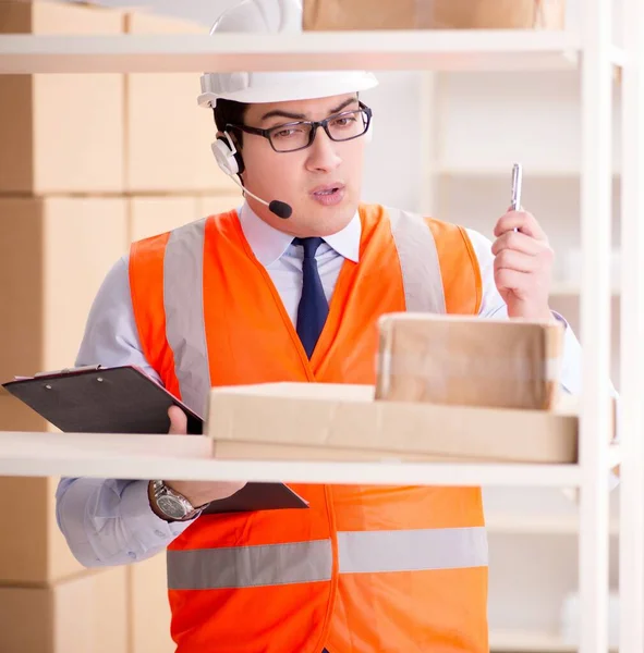 Man working in postal parcel delivery service office — Stock Photo, Image