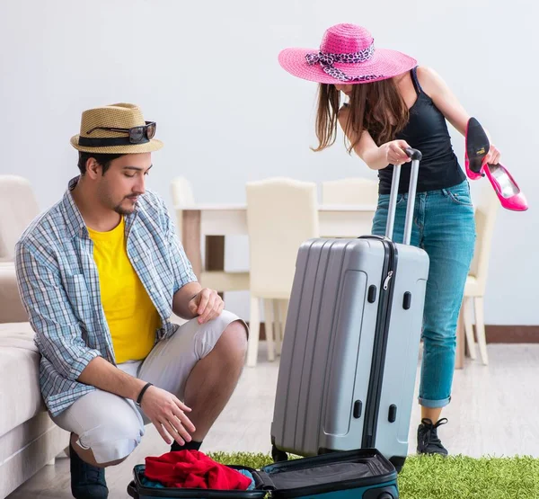 Embalaje familiar joven para viajes de vacaciones — Foto de Stock