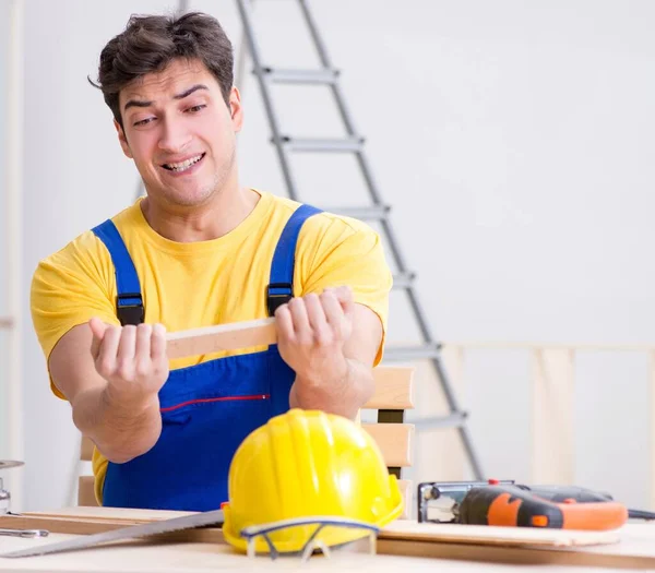 Reparador de piso decepcionado com o seu trabalho — Fotografia de Stock