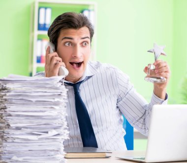 İş adamının evrak işleri ve iş yükü ile ilgili sorunları var