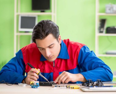 Bilgisayar mühendisi bozuk masaüstünü onarıyor