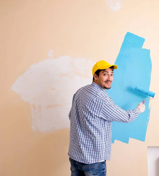 Festő férfi festi a falat otthon — Stock Fotó