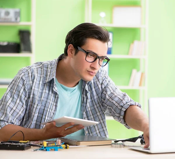 Ingeniero informático reparación de escritorio roto — Foto de Stock