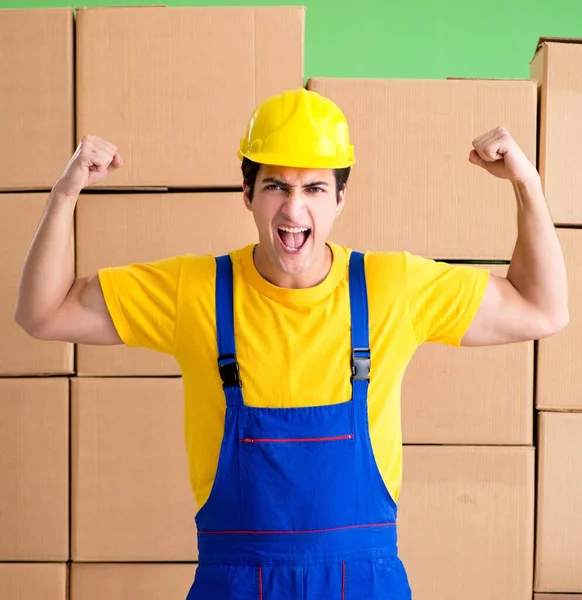 Homem empreiteiro que trabalha com caixas de entrega — Fotografia de Stock