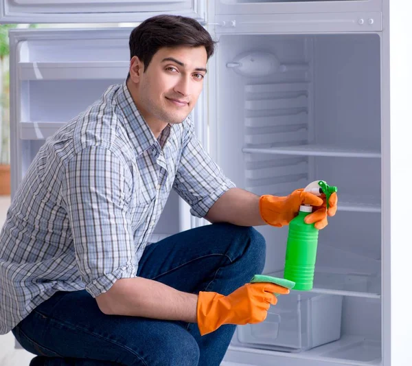 Man schoonmaken koelkast in hygiëne concept — Stockfoto