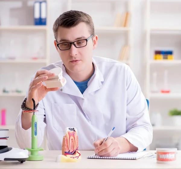 Zahnarzt arbeitet Zahnimplantat im medizinischen Labor — Stockfoto