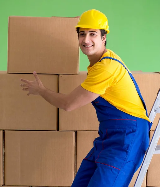 Homem empreiteiro que trabalha com caixas de entrega — Fotografia de Stock