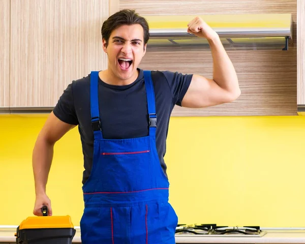 Joven contratista de servicio ensamblando muebles de cocina —  Fotos de Stock