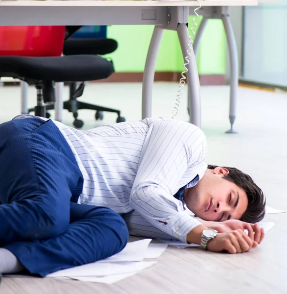 Frustrierter Geschäftsmann durch übermäßige Arbeit gestresst — Stockfoto