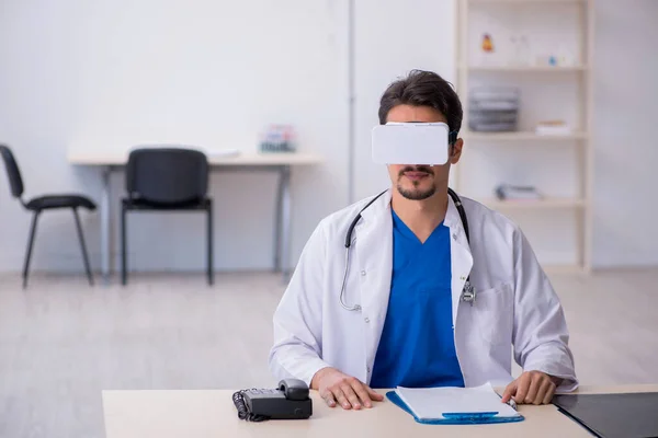 Jonge mannelijke arts draagt virtuele bril in de kliniek — Stockfoto