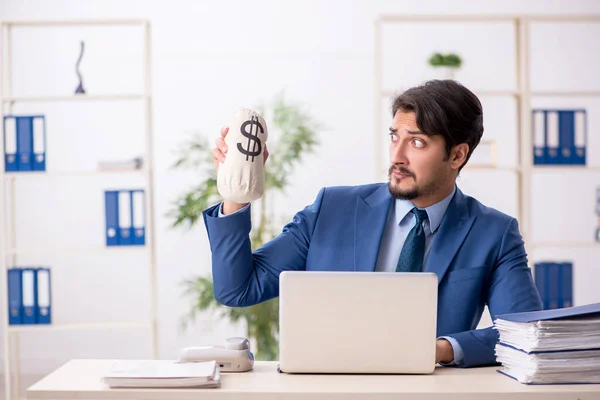 Joven trabajador masculino en concepto de remuneración —  Fotos de Stock