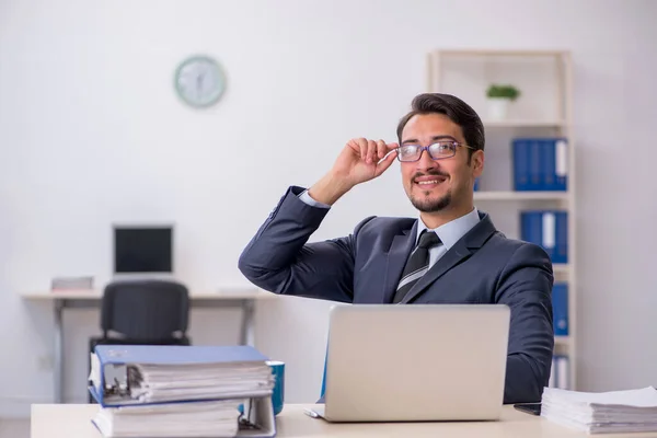 Jeune employé masculin assis sur le lieu de travail — Photo