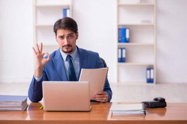 Ofiste çalışan genç işadamı.