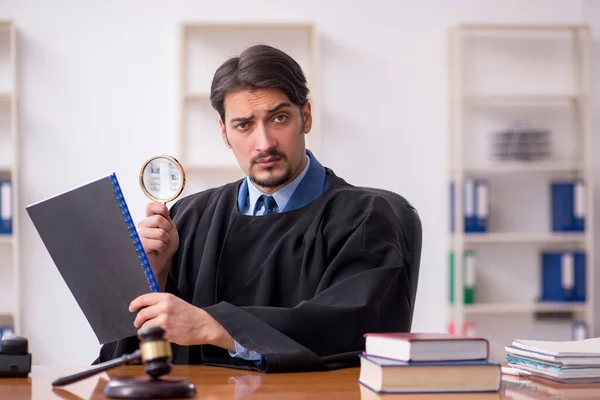 法廷で働く若い男性裁判官 — ストック写真