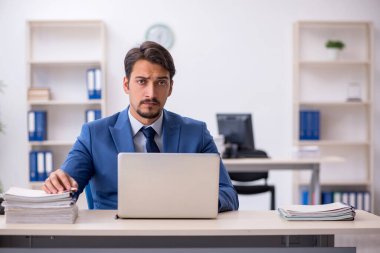 İş yerinde acı çeken genç bir erkek işçi.