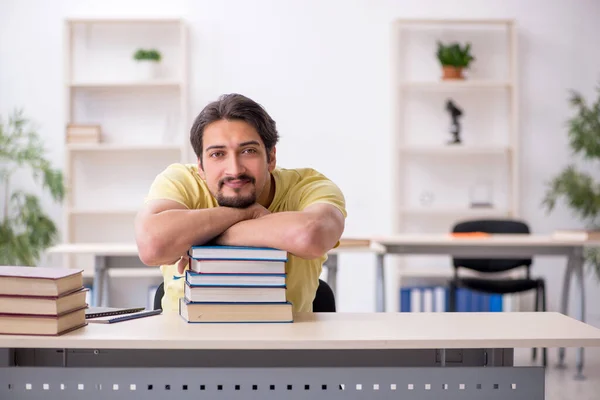 Joven estudiante masculino preparándose para los exámenes en el aula — Foto de Stock