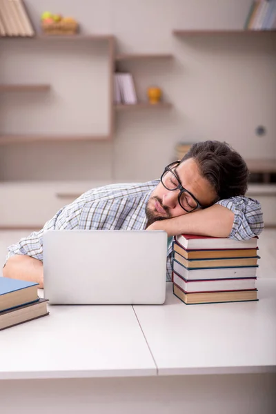 Jonge mannelijke student bereidt zich voor op examens thuis — Stockfoto