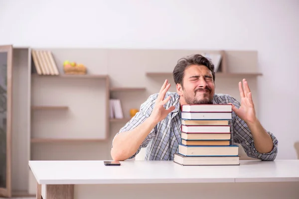 Joven estudiante masculino preparándose para los exámenes en casa — Foto de Stock