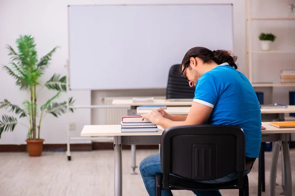 Jeune étudiant masculin en classe — Photo