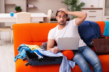 Genç öğrenci eve gitmek için hazırlanıyor.