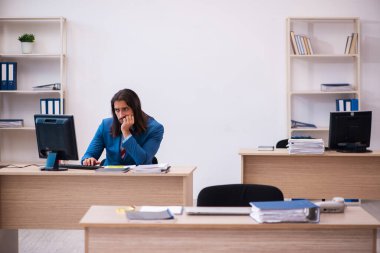 İş yerinde çalışan genç bir erkek.