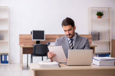 Ofiste çalışan genç bir erkek.