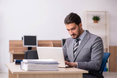 Ofiste çalışan genç bir erkek.