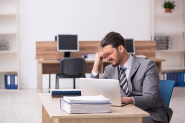 Ofiste çalışan genç bir erkek.