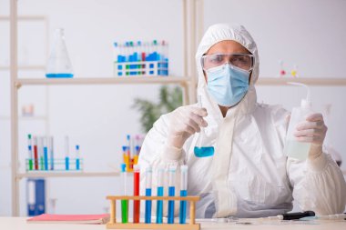 Salgın sırasında laboratuvarda çalışan genç bir kimyager.