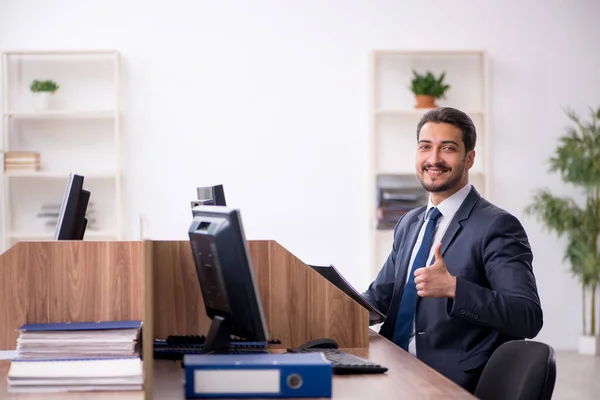 Junge männliche Angestellte im Büro — Stockfoto